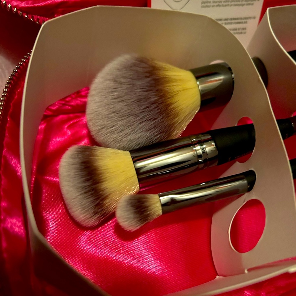 It Cosmetics LE brush set & bag